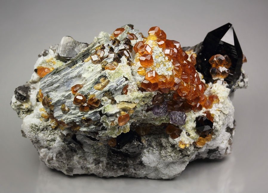 gem GARNET var. SPESSARTINE, QUARTZ var. SMOKY, MUSCOVITE, MICROCLINE, FLUORITE