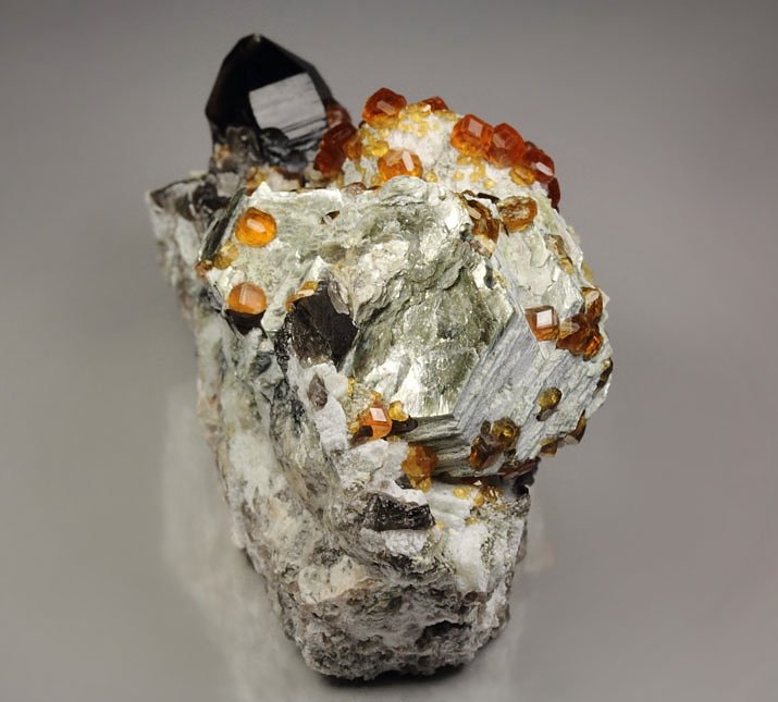 gem GARNET var. SPESSARTINE, QUARTZ var. SMOKY, MUSCOVITE, MICROCLINE, FLUORITE