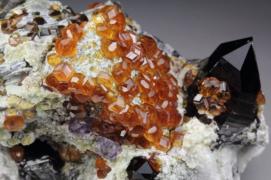 gem GARNET var. SPESSARTINE, QUARTZ var. SMOKY, MUSCOVITE, MICROCLINE, FLUORITE