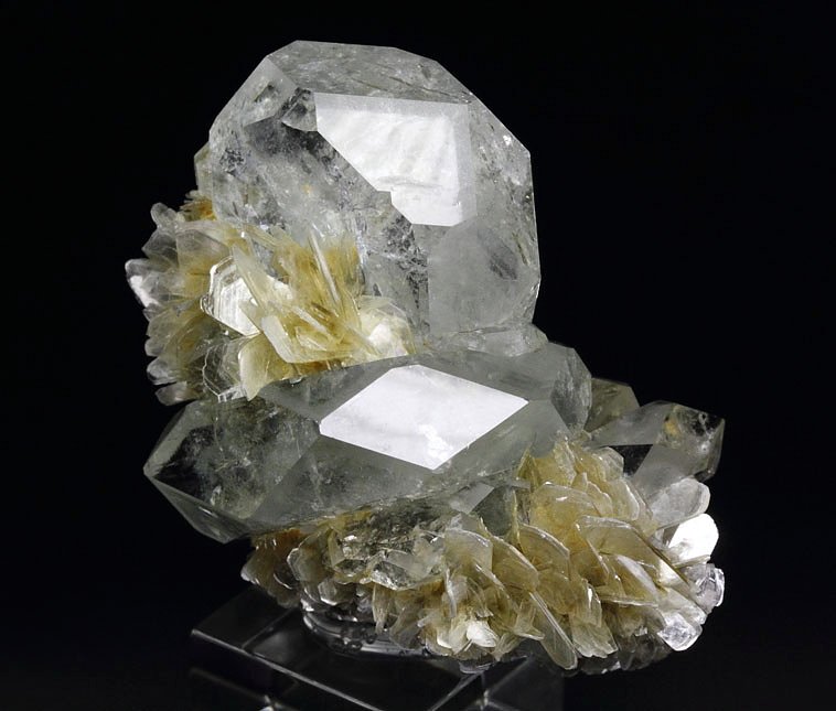 gem BERYL var. GOSHENITE, MUSCOVITE