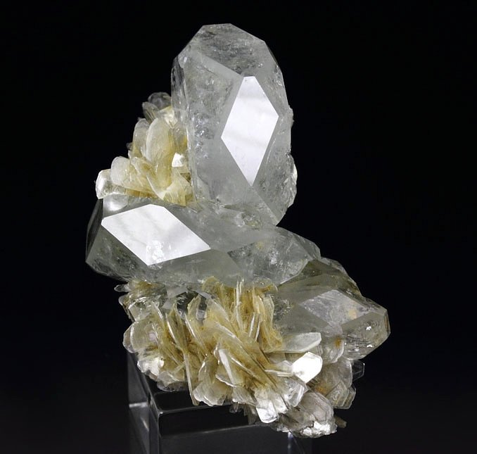 gem BERYL var. GOSHENITE, MUSCOVITE