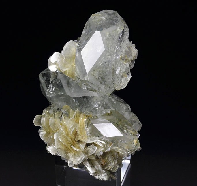 gem BERYL var. GOSHENITE, MUSCOVITE