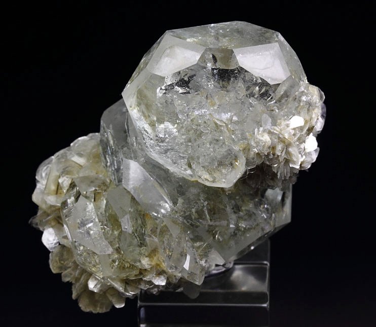 gem BERYL var. GOSHENITE, MUSCOVITE