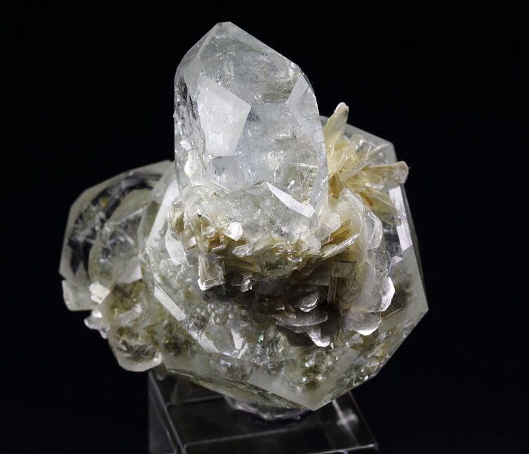 gem BERYL var. GOSHENITE, MUSCOVITE