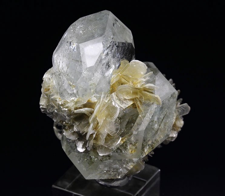 gem BERYL var. GOSHENITE, MUSCOVITE