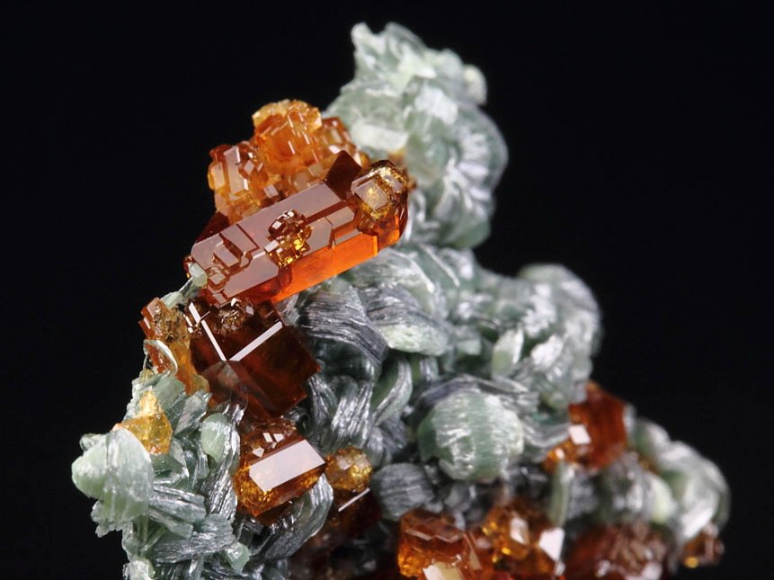 gem GARNET var. HESSONITE, CLINOCHLORE