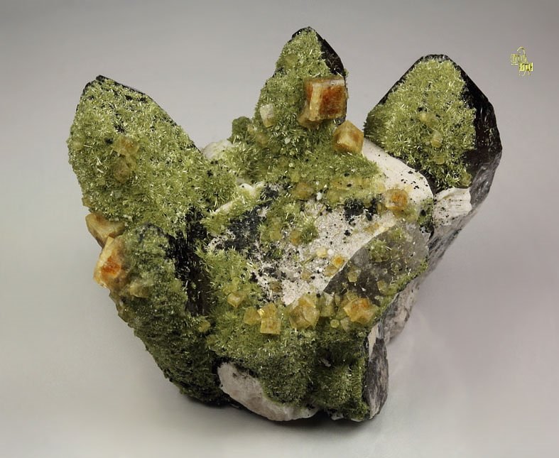 QUARTZ var. SMOKY, CHABAZITE, EPIDOTE, ORTHOCLASE