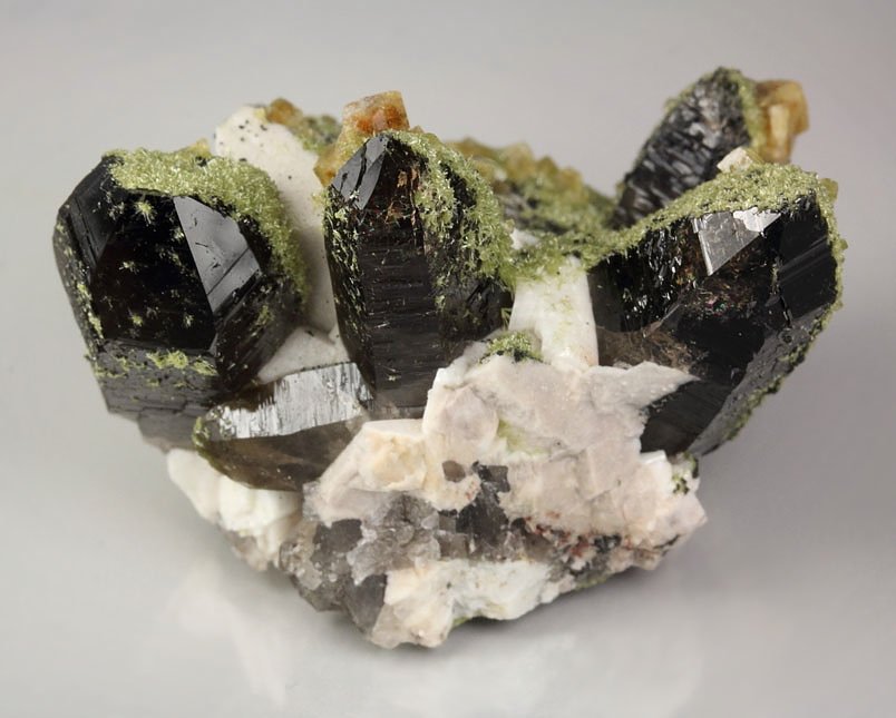 QUARTZ var. SMOKY, CHABAZITE, EPIDOTE, ORTHOCLASE