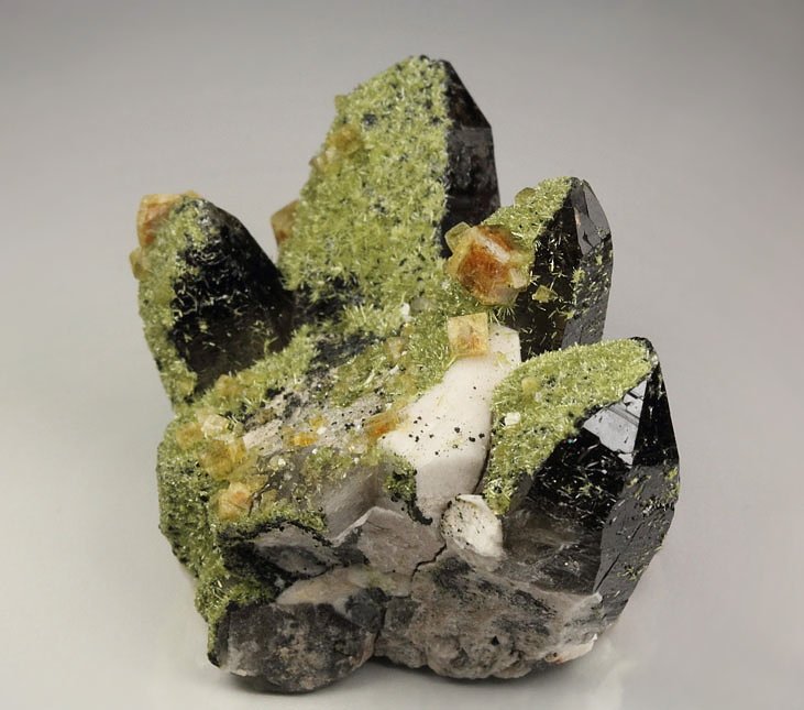 QUARTZ var. SMOKY, CHABAZITE, EPIDOTE, ORTHOCLASE