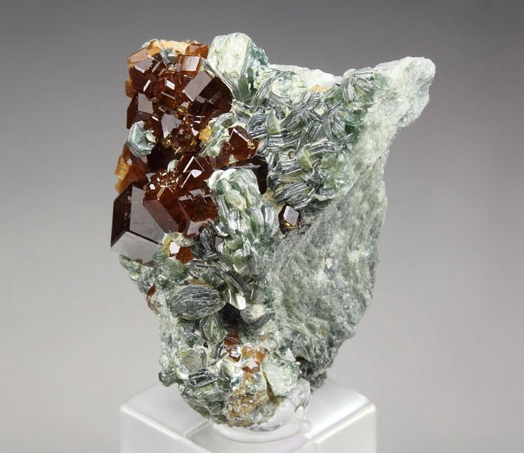 gem GARNET var. HESSONITE, CLINOCHLORE