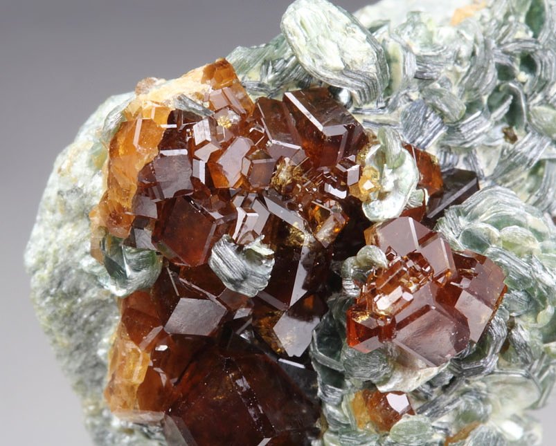 gem GARNET var. HESSONITE, CLINOCHLORE