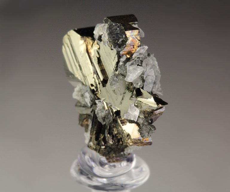 twinned CUBANITE, CALCITE