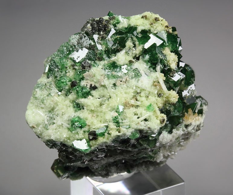 gem GARNET var. GROSSULAR var. CHROMIAN, CLINOCHLORE, DIOPSIDE