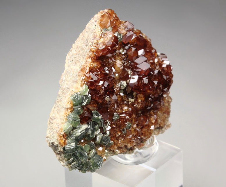 gem GARNET var. HESSONITE, CLINOCHLORE