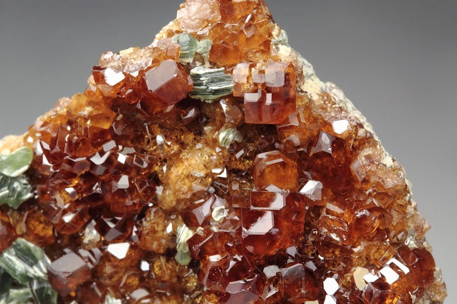 gem GARNET var. HESSONITE, CLINOCHLORE