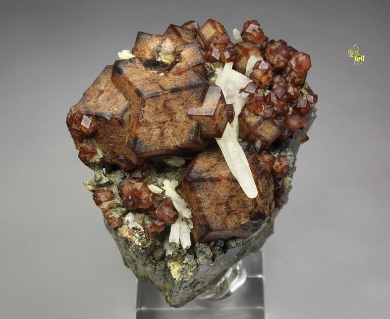 GARNET var. ANDRADITE, HEDENBERGITE, QUARTZ