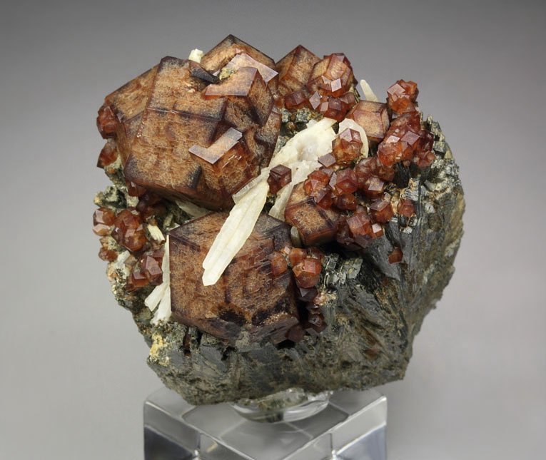 GARNET var. ANDRADITE, HEDENBERGITE, QUARTZ