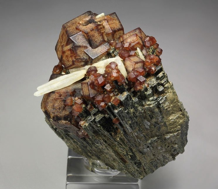 GARNET var. ANDRADITE, HEDENBERGITE, QUARTZ