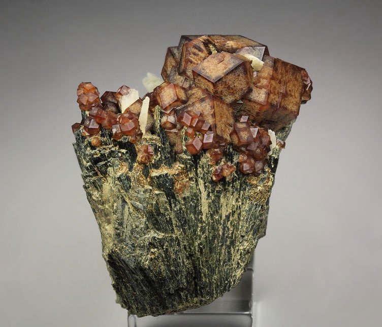 GARNET var. ANDRADITE, HEDENBERGITE, QUARTZ