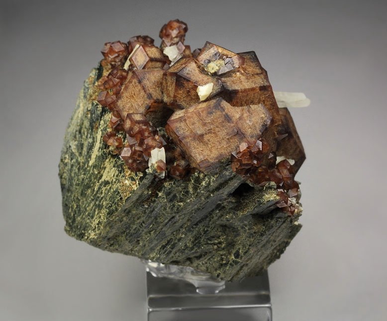 GARNET var. ANDRADITE, HEDENBERGITE, QUARTZ