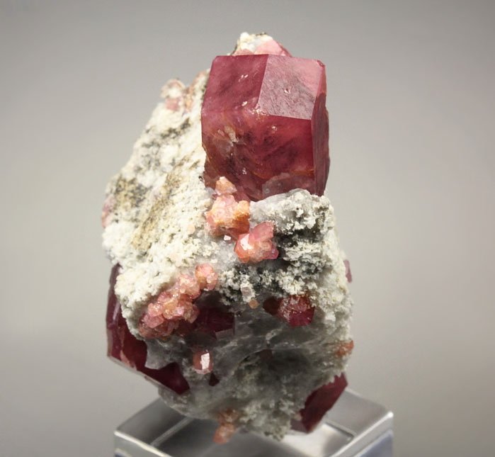 GARNET var. GROSSULAR