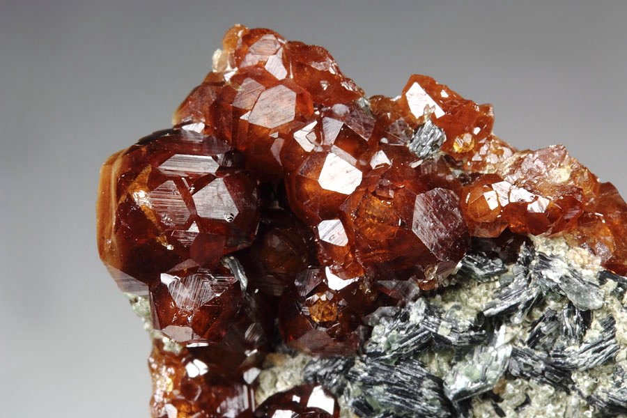 gem GARNET var. HESSONITE, CLINOCHLORE