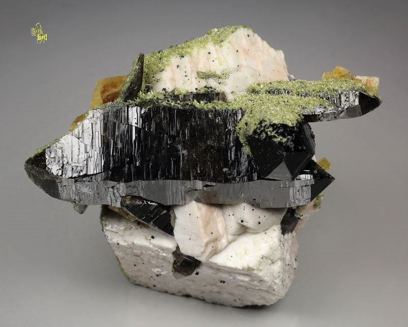 QUARTZ var. SMOKY, CHABAZITE, EPIDOTE, ORTHOCLASE