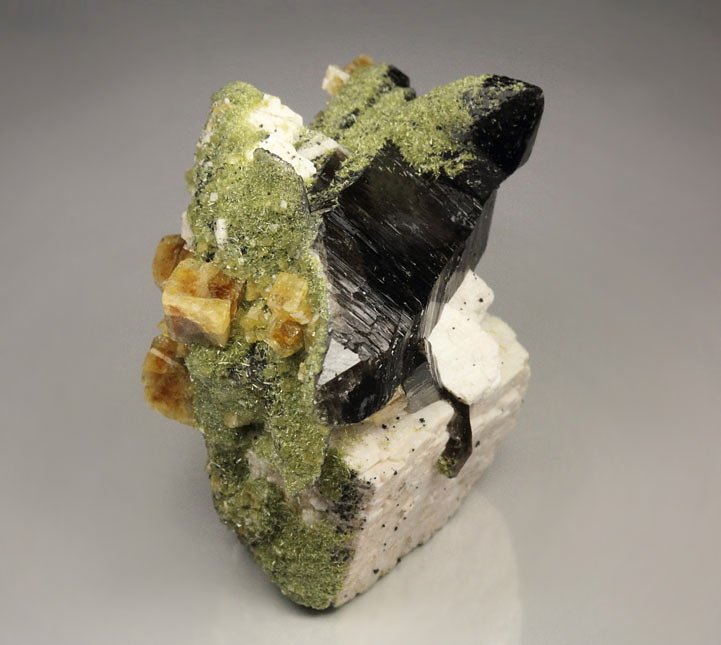 QUARTZ var. SMOKY, CHABAZITE, EPIDOTE, ORTHOCLASE