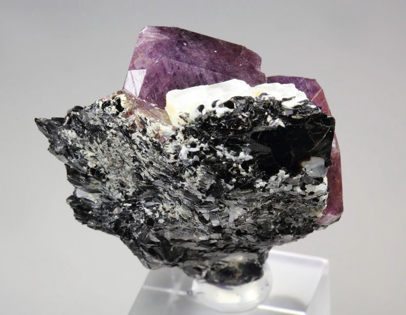 CORUNDUM var. RUBY, MUSCOVITE