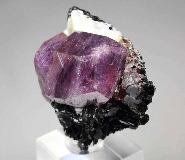 CORUNDUM var. RUBY, MUSCOVITE