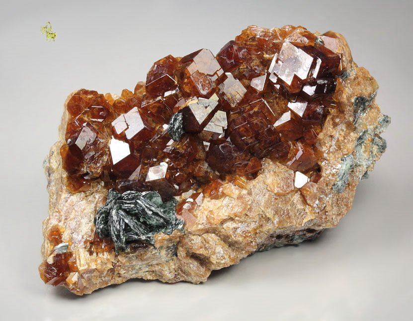 gemmy GARNET var. HESSONITE, CLINOCHLORE