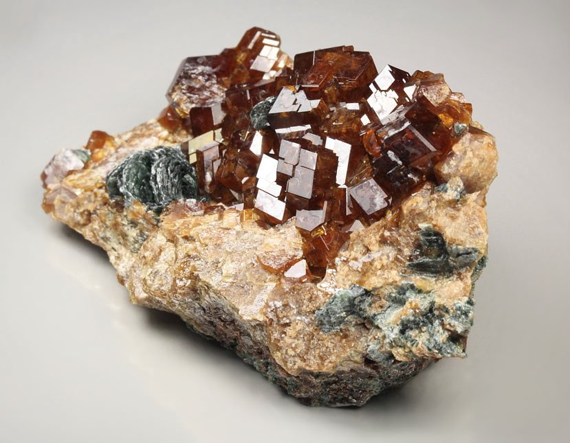 gemmy GARNET var. HESSONITE, CLINOCHLORE