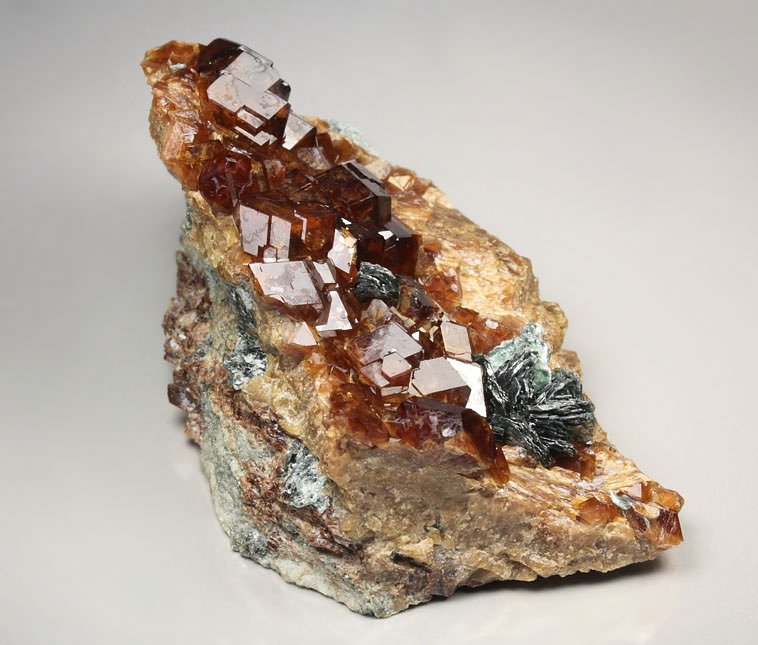 gemmy GARNET var. HESSONITE, CLINOCHLORE