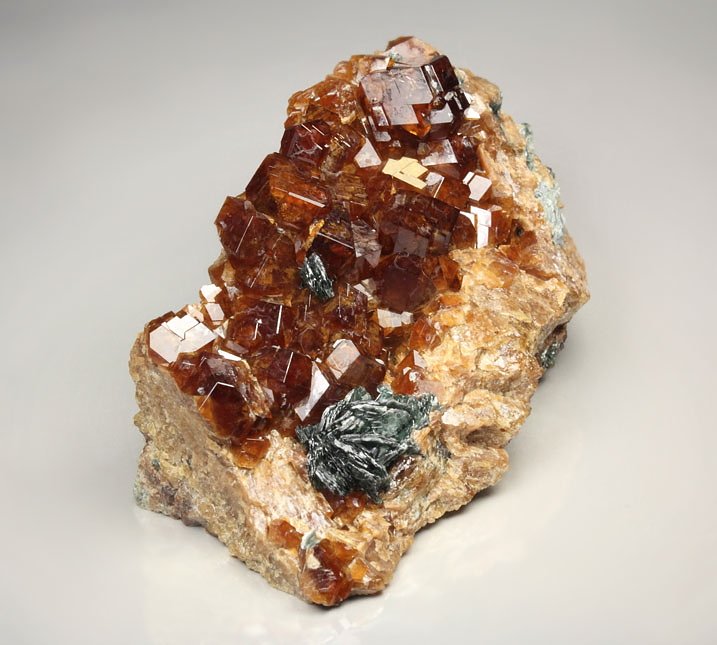 gemmy GARNET var. HESSONITE, CLINOCHLORE