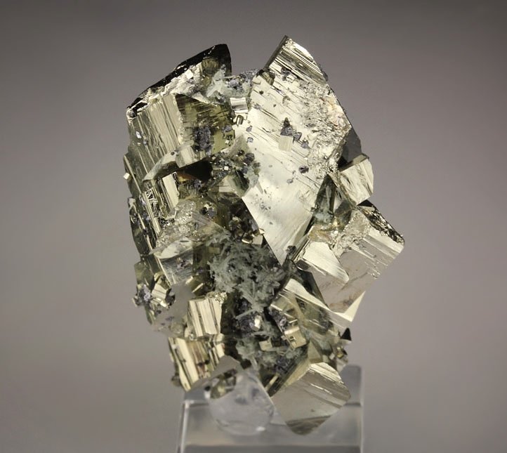 twinned PYRITE, QUARTZ