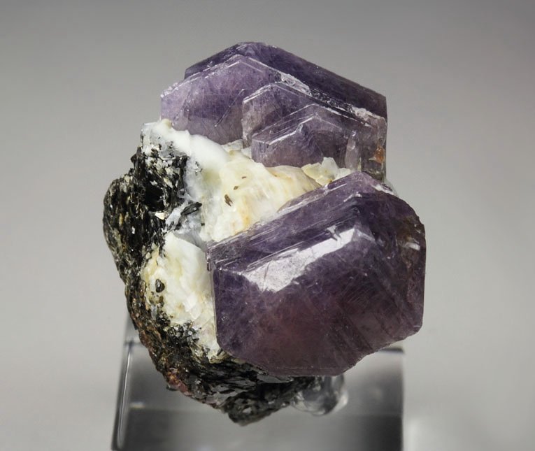 CORUNDUM var. RUBY, MUSCOVITE