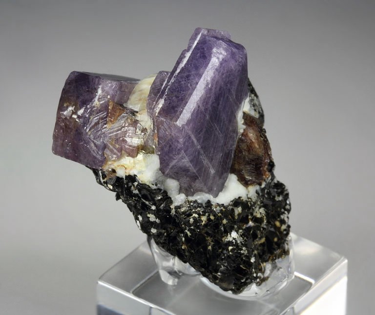 CORUNDUM var. RUBY, MUSCOVITE