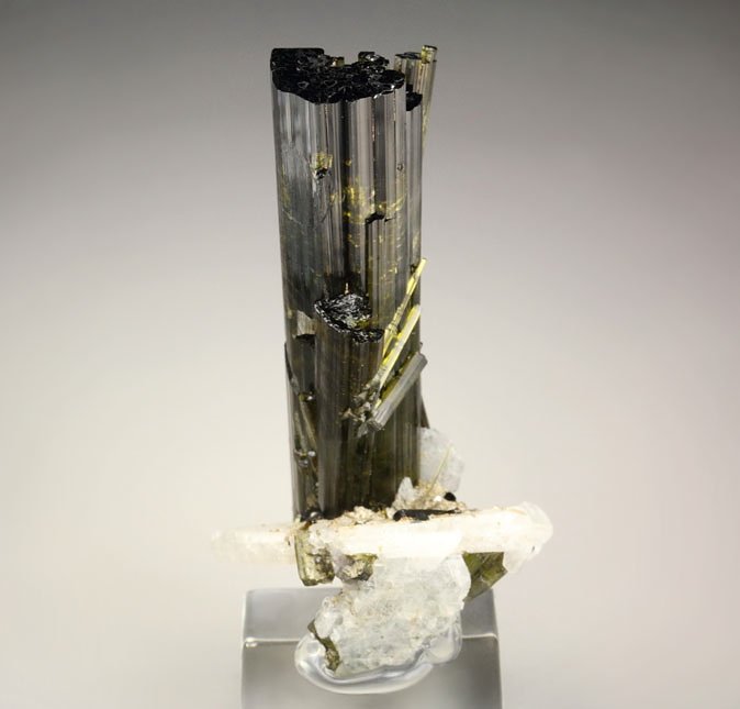 TOURMALINE var. ELBAITE, ALBITE var. CLEAVELANDITE