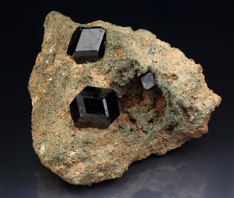 GARNET var. ANDRADITE var. MELANITE