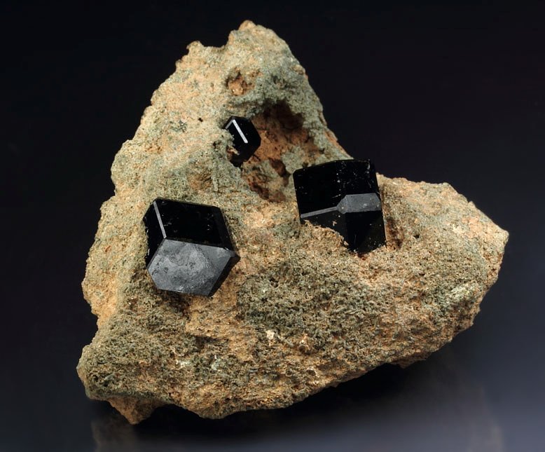 GARNET var. ANDRADITE var. MELANITE