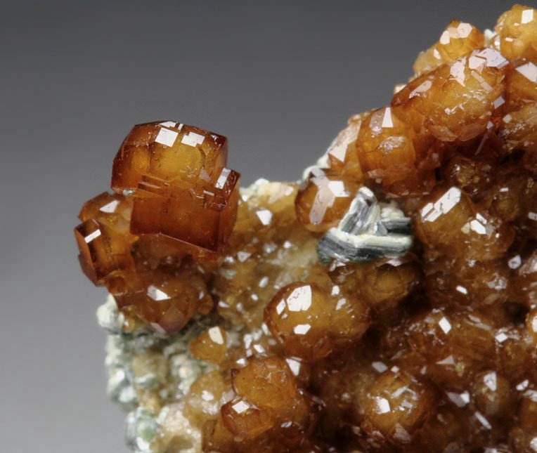 gemmy GARNET var. HESSONITE, CLINOCHLORE