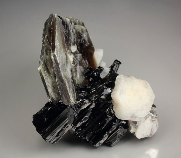 MUSCOVITE, TOURMALINE, ALBITE