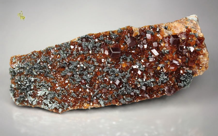 gemmy GARNET var. HESSONITE, CLINOCHLORE