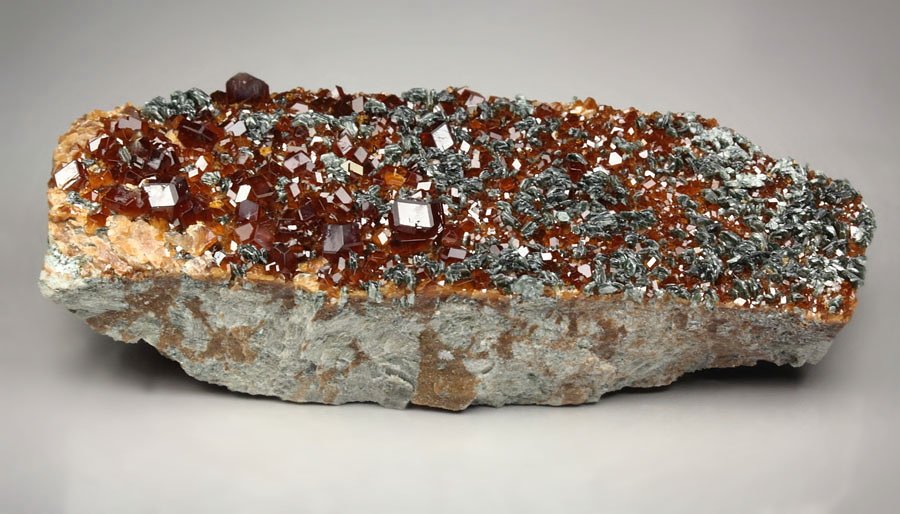 gemmy GARNET var. HESSONITE, CLINOCHLORE