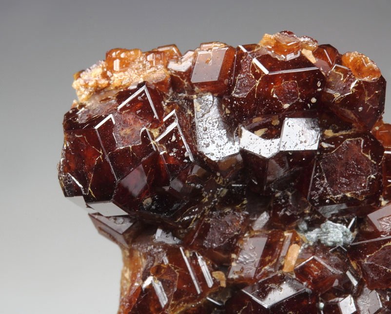 gemmy GARNET var. HESSONITE, CLINOCHLORE