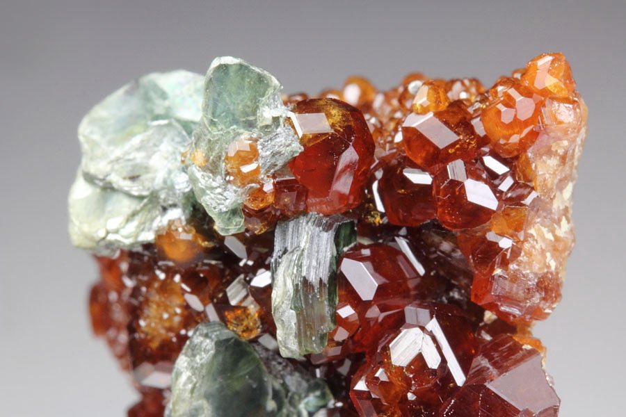 gem GARNET var. HESSONITE, CLINOCHLORE