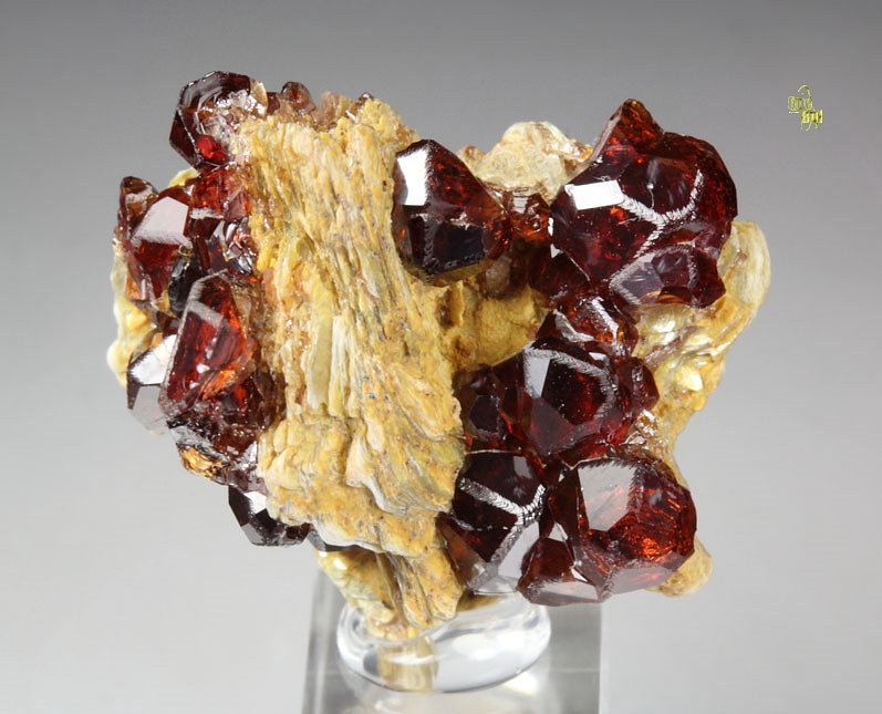 gem GARNET var. SPESSARTINE, MUSCOVITE