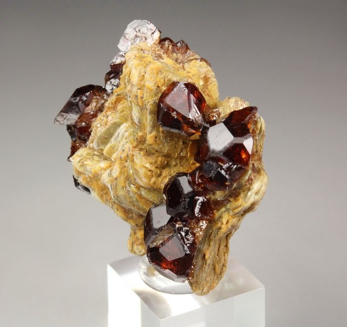 gem GARNET var. SPESSARTINE, MUSCOVITE