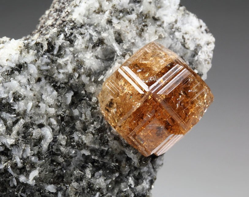 gem GARNET var. GROSSULAR