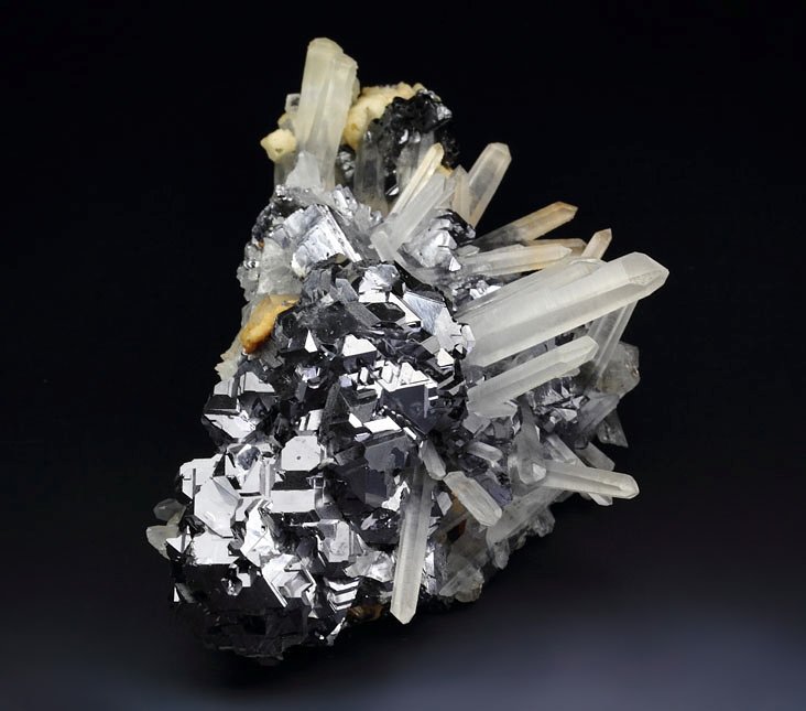 GALENA - SPINEL LAW TWIN, QUARTZ, SPHALERITE, CALCITE